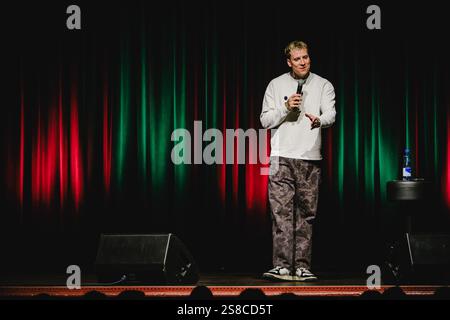 Berne, Suisse. 21 janvier 2025. Le comédien suisse Fabio Landert présente un spectacle comique à Bierhübeli à Berne. Crédit : Gonzales photo/Alamy Live News Banque D'Images