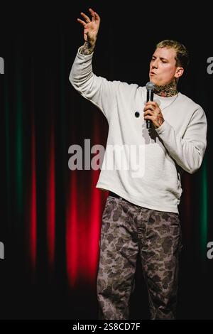 Berne, Suisse. 21 janvier 2025. Le comédien suisse Fabio Landert présente un spectacle comique à Bierhübeli à Berne. Crédit : Gonzales photo/Alamy Live News Banque D'Images