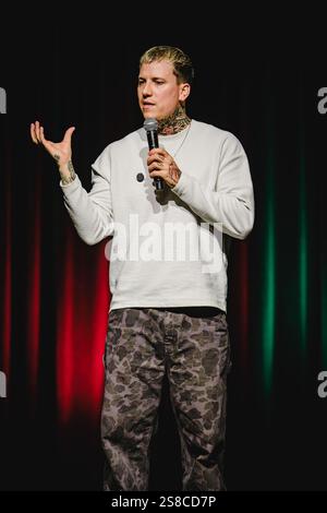 Berne, Suisse. 21 janvier 2025. Le comédien suisse Fabio Landert présente un spectacle comique à Bierhübeli à Berne. Crédit : Gonzales photo/Alamy Live News Banque D'Images