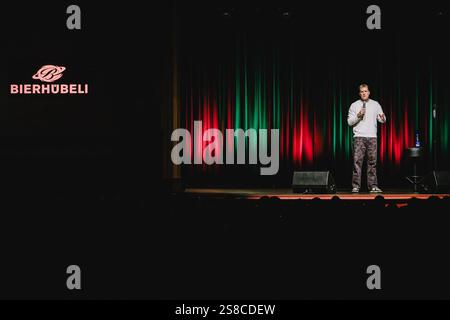 Berne, Suisse. 21 janvier 2025. Le comédien suisse Fabio Landert présente un spectacle comique à Bierhübeli à Berne. Crédit : Gonzales photo/Alamy Live News Banque D'Images
