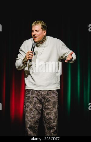 Berne, Suisse. 21 janvier 2025. Le comédien suisse Fabio Landert présente un spectacle comique à Bierhübeli à Berne. Crédit : Gonzales photo/Alamy Live News Banque D'Images