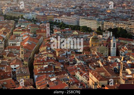 Une vue aérienne de la vieille ville de Nice, France, avec des toits de tuiles rouges, des églises historiques, des façades colorées, et des rues charmantes sous la chaleur Banque D'Images