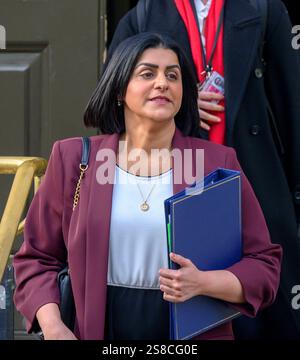 Shabana Mahmood député - Lord Chancelier et Secrétaire d'État à la Justice - quittant le bureau du Cabinet à Whitehall après une réunion, le 21 janvier 2025 Banque D'Images