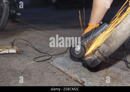 Découpe d'un convertisseur catalytique à partir d'un silencieux de voiture métaux précieux Banque D'Images