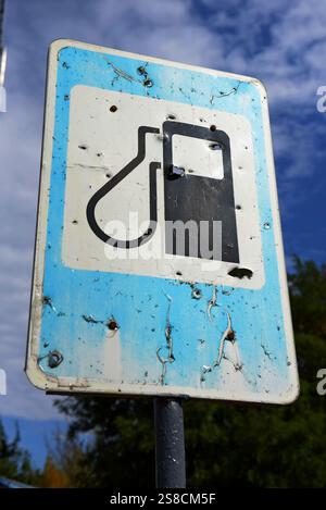 Un panneau de station-service endommagé par des éclats causés par les forces russes lors de l'invasion initiale de l'Ukraine en 2022, Saltivka, Kharkiv, septembre 2024 Banque D'Images