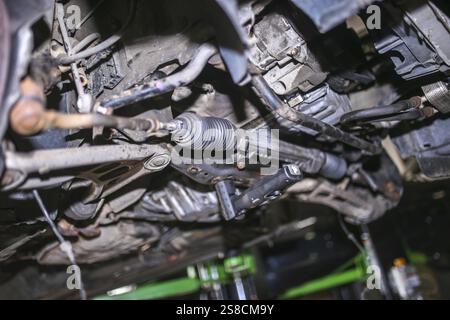 Réparation de suspension de voiture dans un centre de service de voiture Banque D'Images