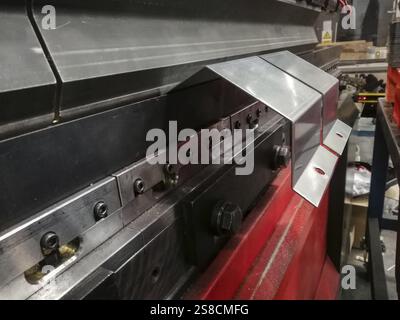 Vue rapprochée d'une presse à métaux dans un cadre industriel, en se concentrant sur l'outillage de précision et les composants de pliage du métal Banque D'Images