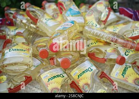 Une collection de bouteilles d'huile de tournesol avec une marque vibrante avec des tournesols et des étiquettes transparentes. Capture un affichage de produit de haute qualité Banque D'Images