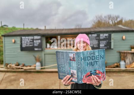 Livre de cuisine rustique Hidden Hut au café Hidden Hut à Porthcurnick Beach, Cornwall, Royaume-Uni Banque D'Images