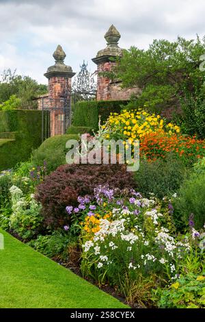 Frontières herbacées à Arley Hall dans le Cheshire, Angleterre. Fin de l'été et les plantes sont en pleine croissance. Banque D'Images