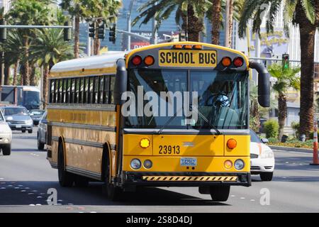 DATE D'ENREGISTREMENT NON INDIQUÉE. Thomas a construit des bus, Schulbus bzw School bus à Las Vegas, Nevada, États-Unis. Thomas construisit des autobus ist ein US-amerikanischer Hersteller von Omnibussen und ein Tochterunternehmen von Daimler Truck North America. DAS Unternehmen mit Sitz in High point im US-Bundesstaat North Carolina ist vor allem für Seine Schulbusse bekannt, die nahezu in den gesamten Vereinigten Staaten eingesetzt werden. DAS Unternehmen ist der älteste Bushersteller Nordamerikas *** DATE D'ENREGISTREMENT NON INDIQUÉE Thomas Built buses, bus scolaire à Las Vegas, Nevada, Etats-Unis Thomas Built buses est un fabricant américain de Banque D'Images