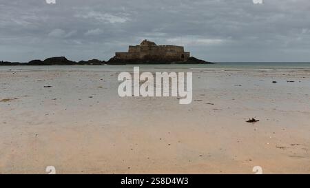 214 le Fort National sur le Rocher de l'Ilette-L'Islet Rock vu vers le nord à partir de la plage du sillon Beach extrémité la plus occidentale. Saint Malo-Bretagne-France Banque D'Images