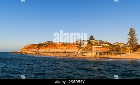Promenade du sentier de base de Witton Bluff avec des personnes vues depuis la jetée de Port Noarlunga au coucher du soleil Banque D'Images