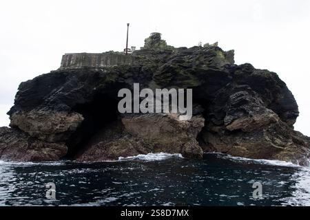 Seal Island est un affleurement rocheux accidenté avec des grottes profondes, situé au large de la côte de Cornouailles près de St Ives Banque D'Images