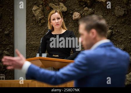 LA HAYE - Marieke Wijen-Nass (BBB) en débat avec Michiel van Nispen (SP) lors d'un débat sur le droit de manifester aux pays-Bas dans la salle plénière de la Chambre basse. Le VVD veut des règles plus strictes contre les manifestations qui perturbent l'ordre public. ANP PHIL NIJHUIS pays-bas Out - belgique Out Banque D'Images