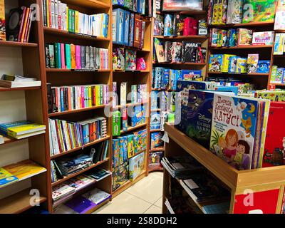 Kiev, Ukraine - 21 janvier 2025 : une librairie dynamique avec des étagères en bois exposant des livres, des jeux de société et des fournitures éducatives, créant un visuel Banque D'Images