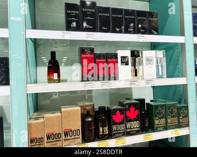 Kiev, Ukraine - 21 janvier 2025 : sélection de parfums de luxe exposés sur les étagères, mettant en vedette des marques de parfums de créateurs populaires. L'image illustre Banque D'Images