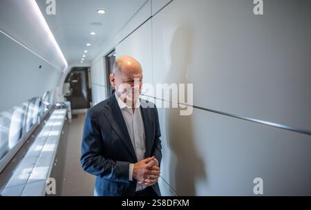 Paris, France. 22 janvier 2025. Le chancelier fédéral Olaf Scholz (SPD) se rend à pied dans la salle de réunion de l'A350 sur le vol à destination de Paris. Suite à l’investiture du nouveau président américain Trump, Scholz veut s’entretenir avec le président français Macron. Crédit : Michael Kappeler/dpa/Alamy Live News Banque D'Images