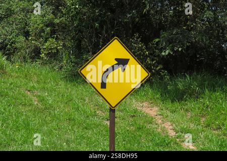 panneau de symbole de virage à droite - panneau jaune signe de courbe pointue sur l'autoroute Banque D'Images
