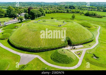 Vue aérienne de Knowth, le monument antique le plus grand et le plus remarquable d'Irlande. Tombes de passage préhistoriques spectaculaires, partie du patrimoine mondial Banque D'Images