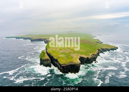 Vue aérienne du phare de Loop Head, situé au sud-est de Kilkee, dans le nord de la péninsule de Dingle, sur les falaises de Loop Head dans le comté de Clare, I Banque D'Images