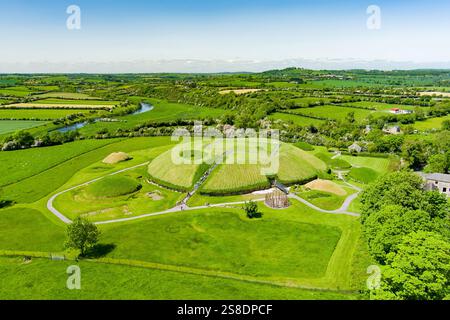 Vue aérienne de Knowth, le monument antique le plus grand et le plus remarquable d'Irlande. Tombes de passage préhistoriques spectaculaires, partie du patrimoine mondial Banque D'Images