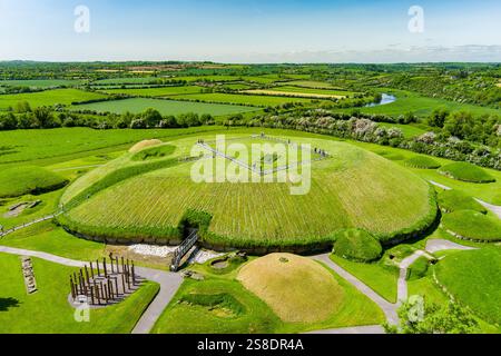 Vue aérienne de Knowth, le monument antique le plus grand et le plus remarquable d'Irlande. Tombes de passage préhistoriques spectaculaires, partie du patrimoine mondial Banque D'Images