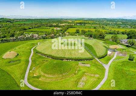 Vue aérienne de Knowth, le monument antique le plus grand et le plus remarquable d'Irlande. Tombes de passage préhistoriques spectaculaires, partie du patrimoine mondial Banque D'Images