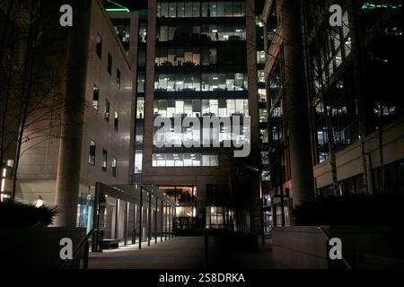 bureaux avec lumières allumées dans le développement de bureaux moderne dans georges quay zone financière dublin république d'irlande Banque D'Images