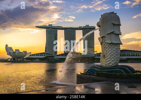 21 mai 2016 : Merlion et Sands à Marina Bay dans la zone centrale de Singapour. Le Merlion est la mascotte officielle de singapour conçue par Alec Frase Banque D'Images