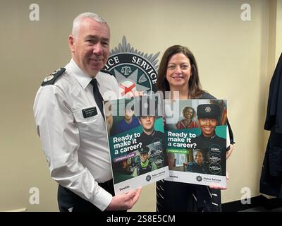 Jon Boutcher, chef du Service de police d'Irlande du Nord (PSNI), avec Pamela McCreedy, chef des opérations du PSNI, lors du lancement d'une nouvelle campagne de recrutement pour la force au quartier général du PSNI à Belfast. Date de la photo : mercredi 22 janvier 2025. Banque D'Images