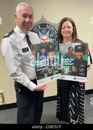 Jon Boutcher, chef du Service de police d'Irlande du Nord (PSNI), avec Pamela McCreedy, chef des opérations du PSNI, lors du lancement d'une nouvelle campagne de recrutement pour la force au quartier général du PSNI à Belfast. Date de la photo : mercredi 22 janvier 2025. Banque D'Images