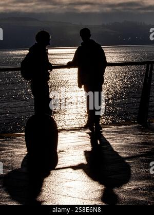 Dundee, Tayside, Écosse, Royaume-Uni. 22 janvier 2025. Météo Royaume-Uni : le front de mer de Dundee connaît le soleil hivernal et le temps glacial avec des températures aussi basses que -1°C. Crédit : Dundee Photographics/Alamy Live News Banque D'Images