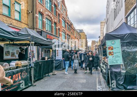 Stands de nourriture de rue au Leather Lane Market, Londres. Banque D'Images