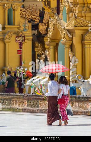 Couple birman dans la pagode Shwedagon à Yangon, Birmanie, Myanmar Banque D'Images