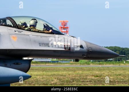 Pilote dans le cockpit d'un avion de chasse F-16AM de l'escadron belge 31 à la base aérienne Kleine Brogel. Peer, Belgique - 8 septembre 2023 Banque D'Images