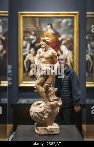 AMSTERDAM - les visiteurs du Rijksmuseum voient la statue modèle du Dieu grec de la mer Triton, debout sur une coquille de l'artiste italien Bernini. Le musée a la statue en prêt permanent. C'est la seule statue du sculpteur de renommée mondiale aux pays-Bas. ANP DINGENA mol pays-bas OUT - belgique OUT Banque D'Images