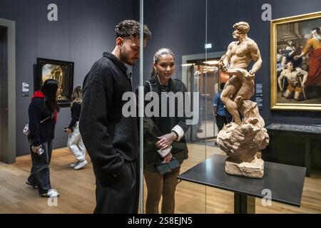 AMSTERDAM - les visiteurs du Rijksmuseum voient la statue modèle du Dieu grec de la mer Triton, debout sur une coquille de l'artiste italien Bernini. Le musée a la statue en prêt permanent. C'est la seule statue du sculpteur de renommée mondiale aux pays-Bas. ANP DINGENA mol pays-bas OUT - belgique OUT Banque D'Images