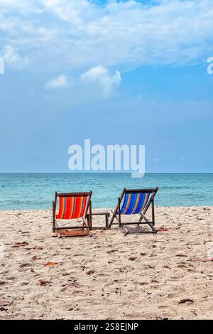 deux chaises de plage en toile le jour ensoleillé Banque D'Images