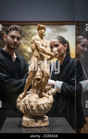 AMSTERDAM - les visiteurs du Rijksmuseum voient la statue modèle du Dieu grec de la mer Triton, debout sur une coquille de l'artiste italien Bernini. Le musée a la statue en prêt permanent. C'est la seule statue du sculpteur de renommée mondiale aux pays-Bas. ANP DINGENA mol pays-bas OUT - belgique OUT Banque D'Images