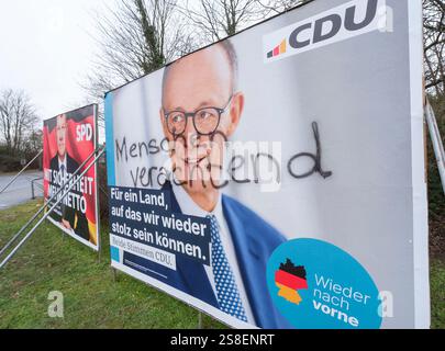 Affiches électorales à Pulheim pour l'élection du 21e Bundestag allemand le 23 février 2025 : CDU avec Friedrich Merz et le slogan peint à la bombe Banque D'Images
