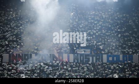 Bergame, Italie. 21 janvier 2025. Les fans d'Atalanta BC montrent leur soutien avant le match de football de la phase de ligue de l'UEFA Champions League 2024/25 entre Atalanta BC et SK Sturm Graz. Crédit : Nicolò Campo/Alamy Live News Banque D'Images