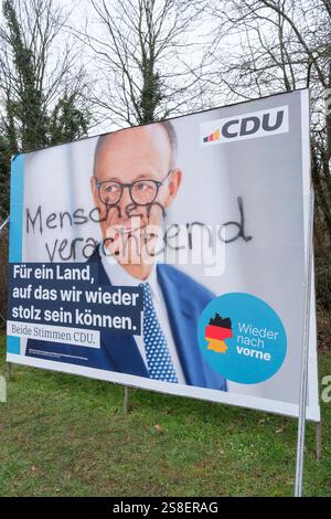 Wahlplakat à Pulheim zur Wahl zum 21. Deutschen Bundestag AM 23. Février 2025. CDU Plakat mit Friedrich Merz und den aufgesprühten slogan menschenverachtend *** affiche électorale à Pulheim pour l'élection au 21e Bundestag allemand du 23 février 2025. Affiche de la CDU avec Friedrich Merz et le slogan peint à la bombe inhumain Nordrhein-Westfalen Deutschland, Allemagne GMS18371A Banque D'Images