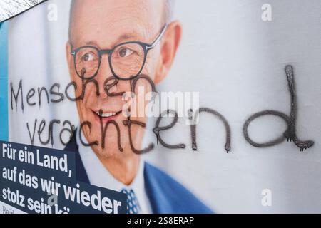 Wahlplakat à Pulheim zur Wahl zum 21. Deutschen Bundestag AM 23. Février 2025. CDU Plakat mit Friedrich Merz und den aufgesprühten slogan menschenverachtend *** affiche électorale à Pulheim pour l'élection au 21e Bundestag allemand du 23 février 2025. Affiche de la CDU avec Friedrich Merz et le slogan peint à la bombe inhumain Nordrhein-Westfalen Deutschland, Allemagne GMS18372A Banque D'Images
