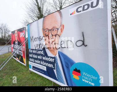 Wahlplakate à Pulheim zur Wahl zum 21. Deutschen Bundestag AM 23. Février 2025. CDU mit Friedrich Merz und den aufgesprühten slogan menschenverachtend und SPD mit Olaf Scholz *** affiches électorales à Pulheim pour l'élection au 21e Bundestag allemand du 23 février 2025 : CDU avec Friedrich Merz et slogan peint à la bombe inhumain et SPD avec Olaf Scholz. Nordrhein-Westfalen Deutschland, Allemagne GMS18374 Banque D'Images