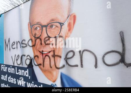 Wahlplakat à Pulheim zur Wahl zum 21. Deutschen Bundestag AM 23. Février 2025. CDU Plakat mit Friedrich Merz und den aufgesprühten slogan menschenverachtend *** affiche électorale à Pulheim pour l'élection au 21e Bundestag allemand du 23 février 2025. Affiche de la CDU avec Friedrich Merz et le slogan peint à la bombe inhumain Nordrhein-Westfalen Deutschland, Allemagne GMS18373 Banque D'Images