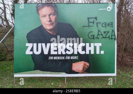 Wahlplakate à Pulheim zur Wahl zum 21. Deutschen Bundestag AM 23. Février 2025. Robert Habeck, Spitzenkandidat von Die Grünen mit dem aufgesprühten slogan Free Gaza *** affiches électorales à Pulheim pour l'élection du 21e Bundestag allemand le 23 février 2025 : Robert Habeck, premier candidat des Verts avec le slogan peint à la bombe Free Gaza Nordrhein-Westfalen Deutschland, Allemagne GMS18375 Banque D'Images