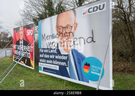 Wahlplakate à Pulheim zur Wahl zum 21. Deutschen Bundestag AM 23. Février 2025. CDU mit Friedrich Merz und den aufgesprühten slogan menschenverachtend und SPD mit Olaf Scholz *** affiches électorales à Pulheim pour l'élection au 21e Bundestag allemand du 23 février 2025 : CDU avec Friedrich Merz et slogan peint à la bombe inhumain et SPD avec Olaf Scholz. Nordrhein-Westfalen Deutschland, Allemagne GMS18370A Banque D'Images