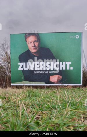 Wahlplakat à Pulheim zur Wahl zum 21. Deutschen Bundestag AM 23. Février 2025. Robert Habeck, Spitzenkandidat von Die Grünen mit dem slogan Zuversicht, ** affiches électorales à Pulheim pour l'élection du 21e Bundestag allemand le 23 février 2025 : Robert Habeck, premier candidat des Verts avec le slogan ÔZuversichtÕ confiance. Rhénanie-du-Nord-Westfalen Deutschland, Allemagne GMS18381 Banque D'Images