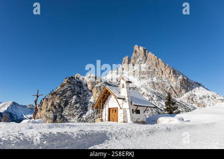 Chapelle de Passo Falzarego (col de Falzarego), Dolomites, Vénétie, Italie Banque D'Images